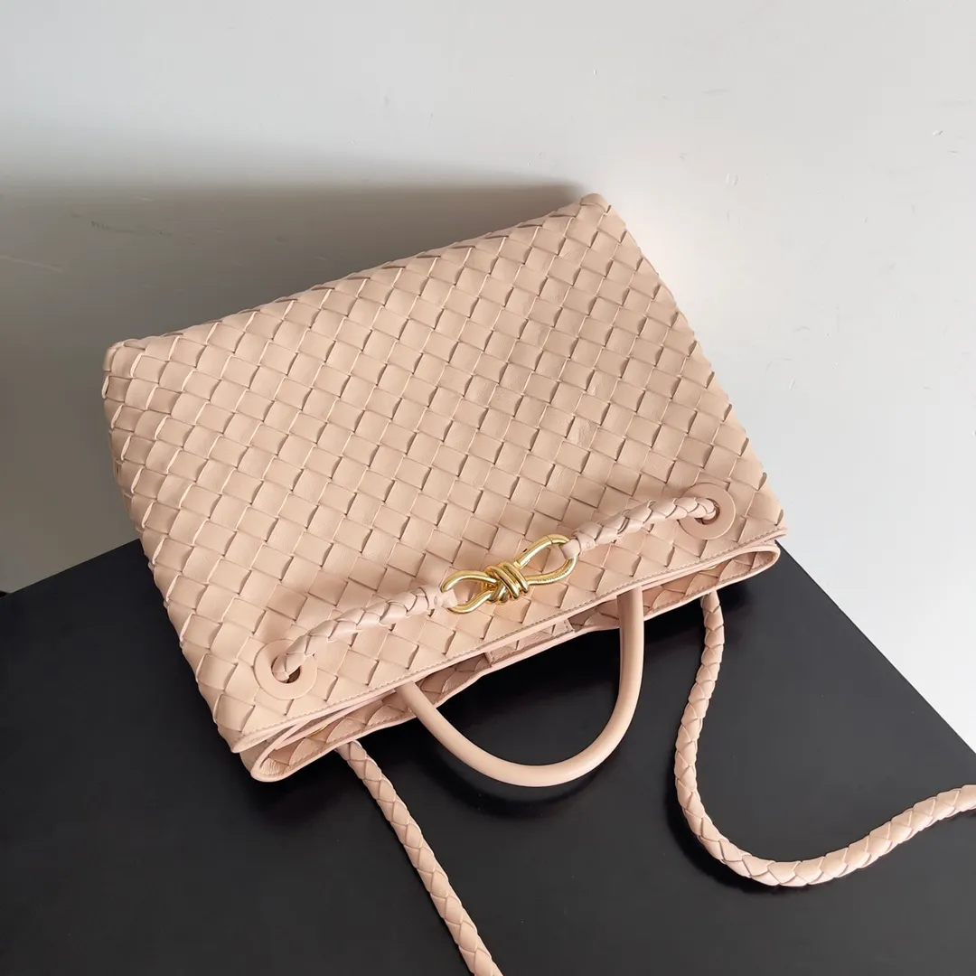 The 2023 new Andiamo batch of 2260 BV has been shipped‼ ️Really popular🔥The new Andiamo woven handbag launched by Bottega Veneta this season is really popular all over the world! ! Celebrities at home and abroad have worn it, and Oscar-winning actress Michelle Yeoh has taken it out on the street. Song Jia, Trai Yara, Yu Feihong, Sanji Ayaka, Rosie Hunting-Whiteley, Yoshioka Riho, etc. have all picked up this bag. It is classic and versatile, showing off its temperament, and the bag capacity is also large, which is very convenient for daily commuting! ! A variety of carrying methods, the shoulder straps can be adjusted by yourself, the original lambskin feels soft and delicate, and the unisex style breaks the gender boundaries and brings a more practical and long-lasting use experience. Andiamo, which has both elegant and casual styles, perfectly interprets the true appearance of "fashionable old money style". Style number: 743572 Size: 32*24*12
